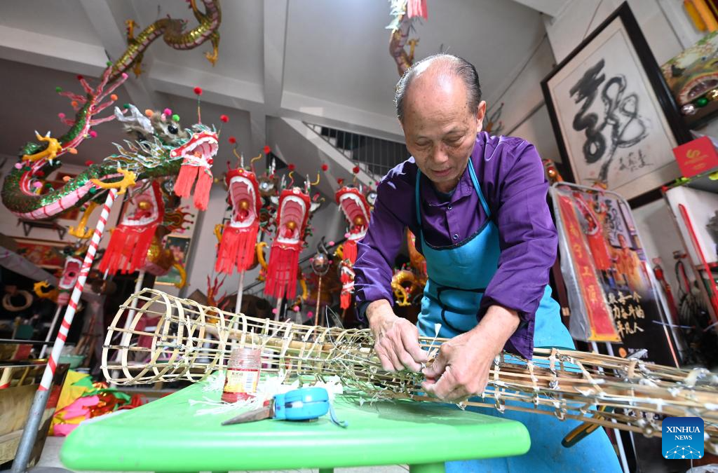 Exploring bamboo dragon-making crafts in S China's Guangxi