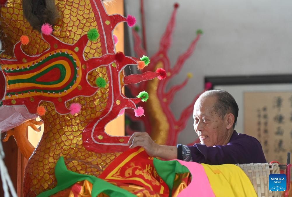 Exploring bamboo dragon-making crafts in S China's Guangxi