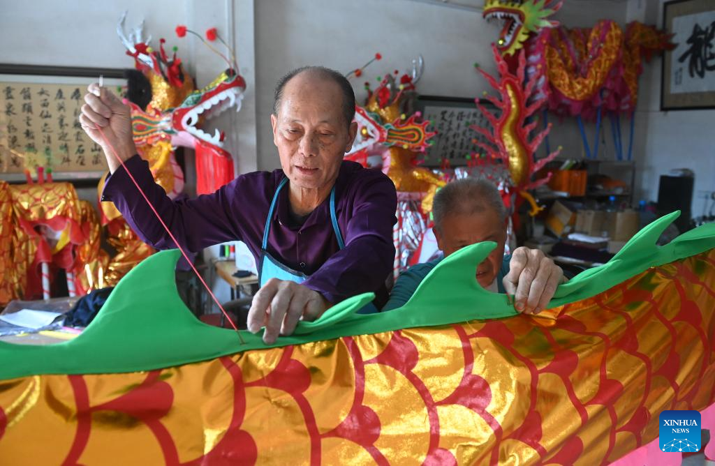 Exploring bamboo dragon-making crafts in S China's Guangxi