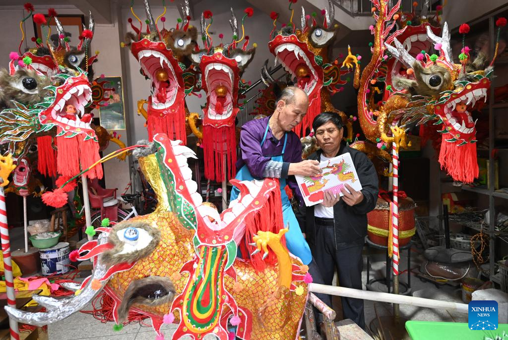 Exploring bamboo dragon-making crafts in S China's Guangxi