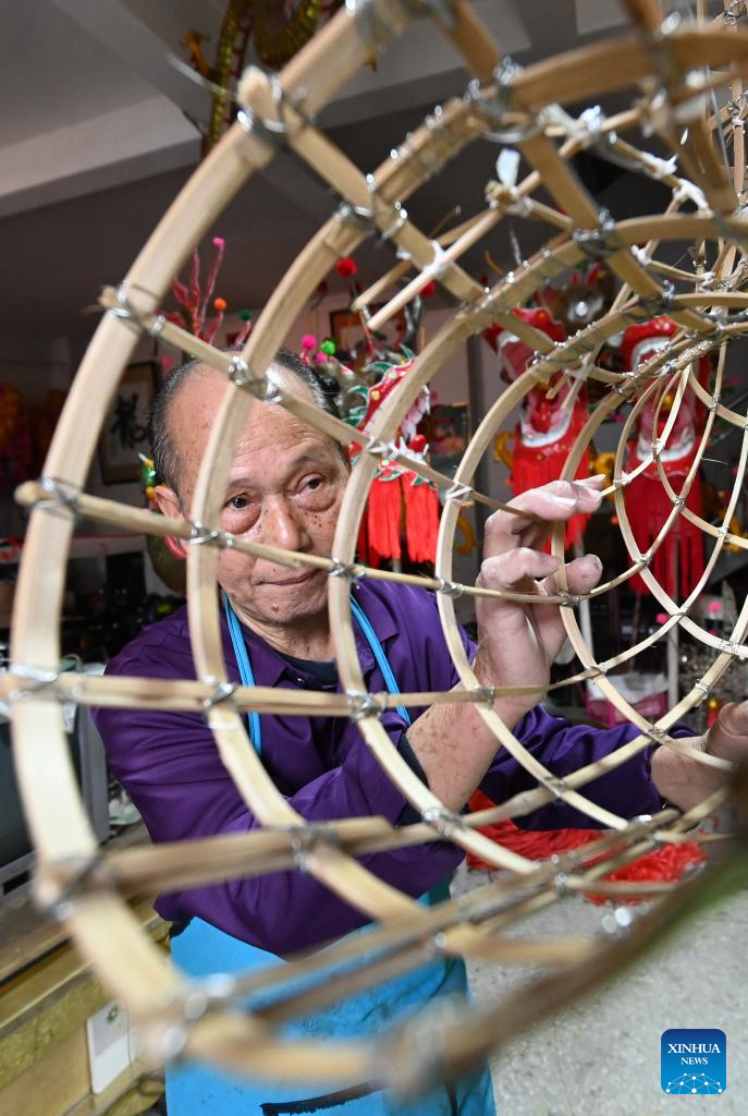 Exploring bamboo dragon-making crafts in S China's Guangxi