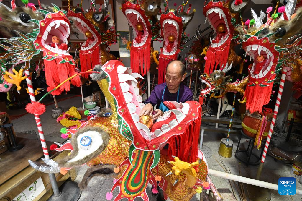 Exploring bamboo dragon-making crafts in S China's Guangxi