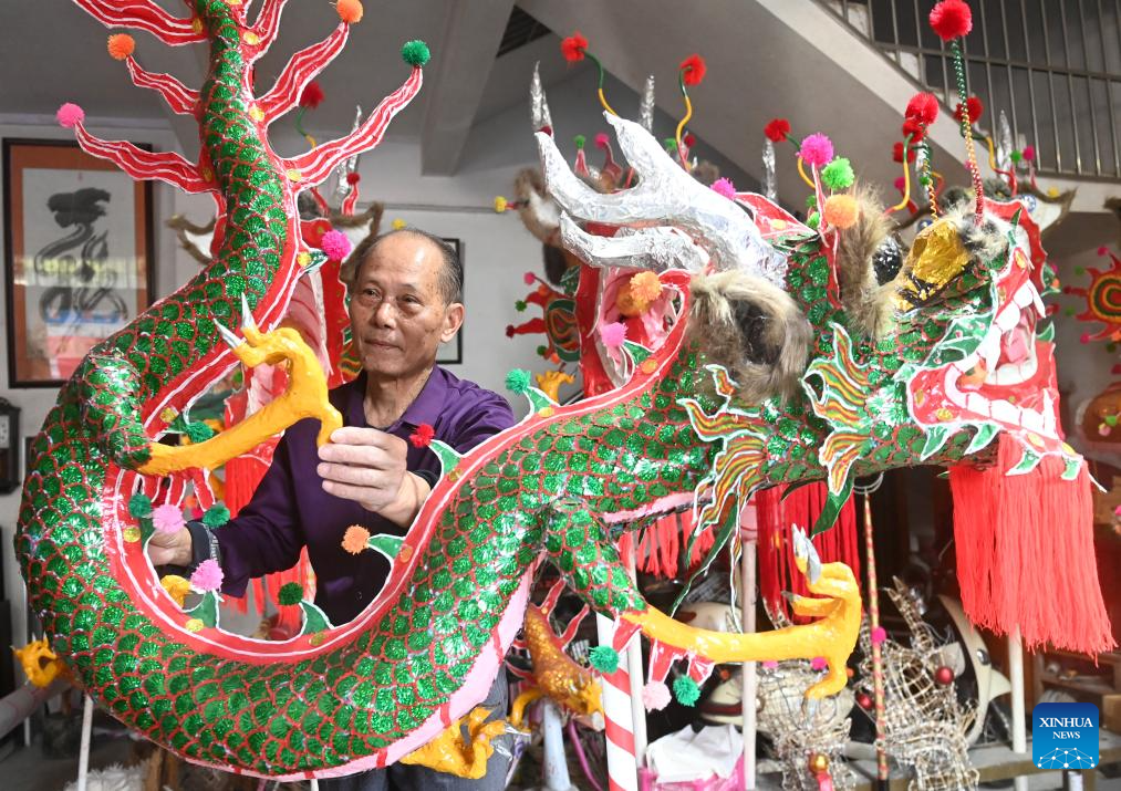 Exploring bamboo dragon-making crafts in S China's Guangxi