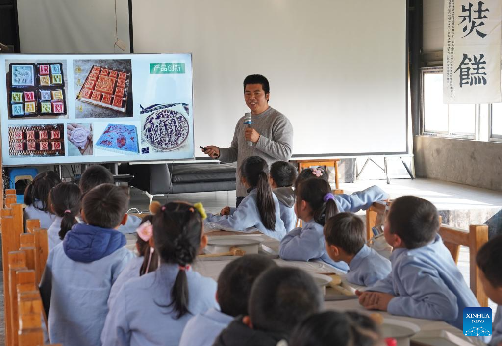 Pic story: inheritor of making craft of Zhuang Rice Cake in Shanghai