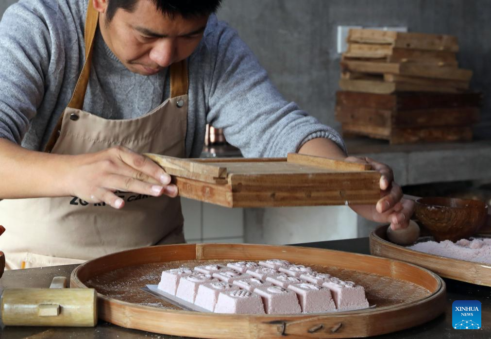 Pic story: inheritor of making craft of Zhuang Rice Cake in Shanghai
