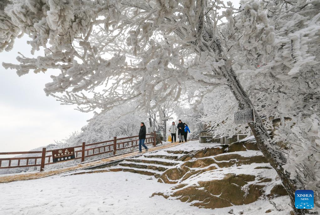 People enjoy rime scenery at Yuntaishan Mountain in Jiangsu, E China