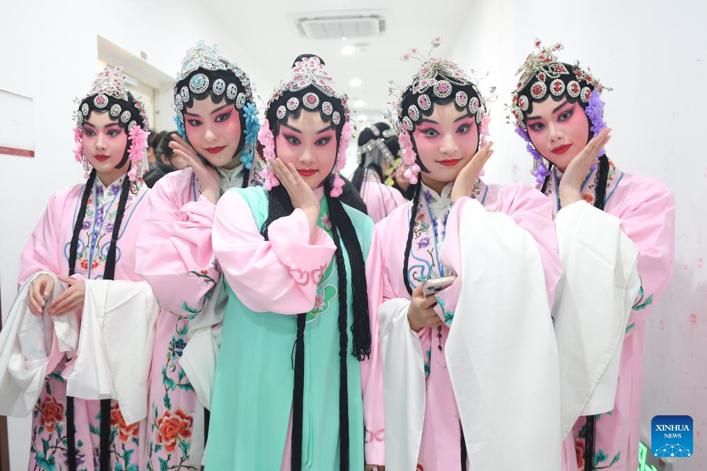 Young opera actors stage graduation gala in C China's Hubei