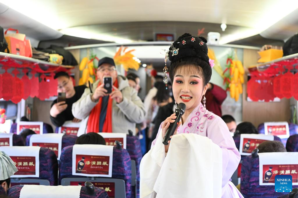 Cultural activities held on bullet train for upcoming Spring Festival