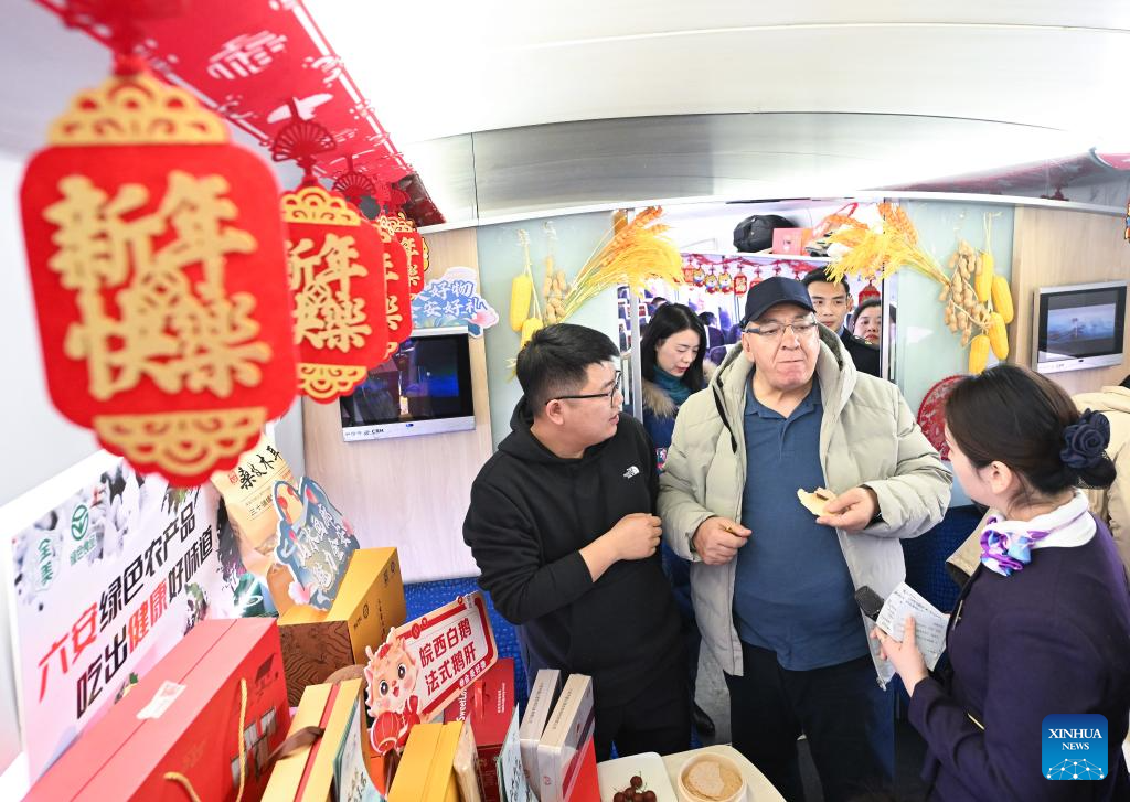 Cultural activities held on bullet train for upcoming Spring Festival