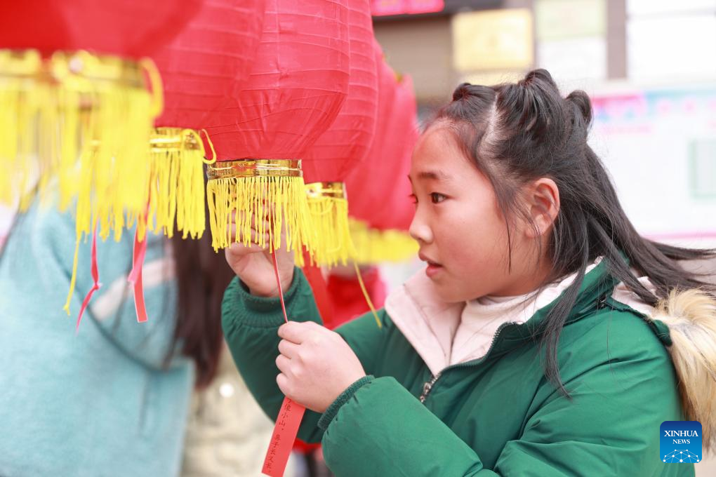 People across China prepare for upcoming Spring Festival