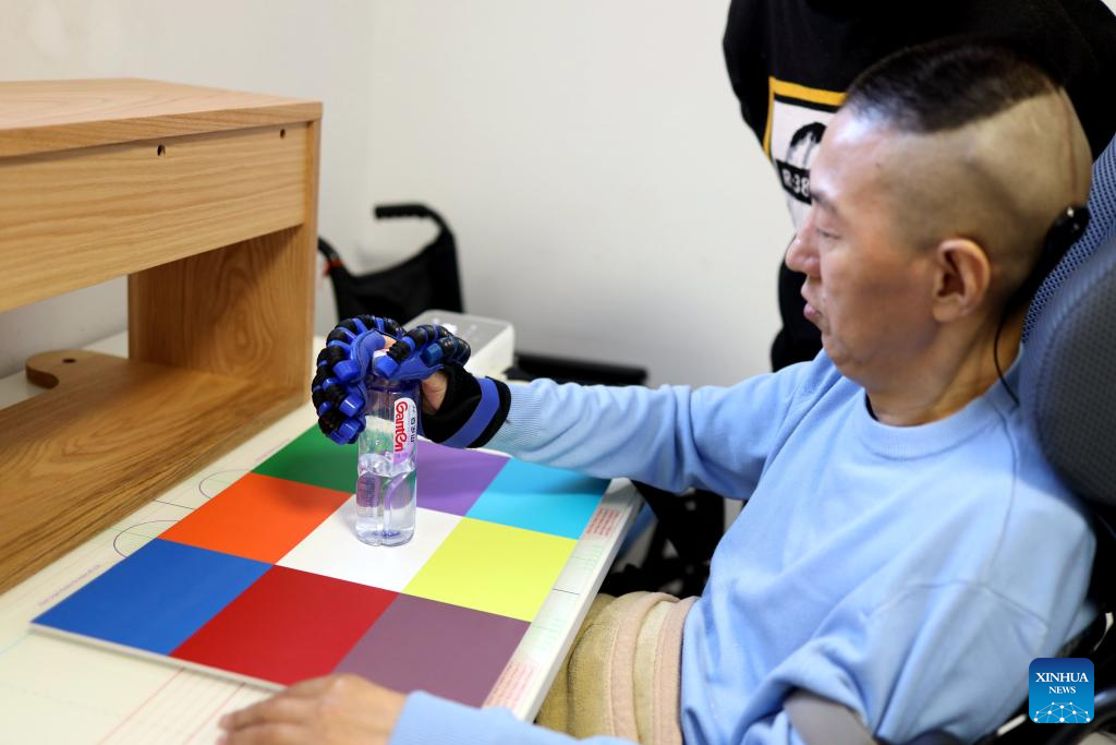 China Focus: Chinese brain implant helps paralyzed man recover motor skills