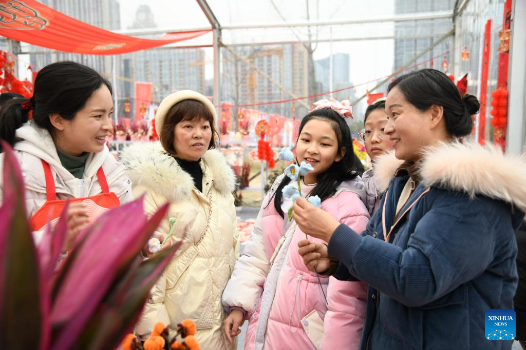 Flower-themed fairs held in Chengdu to celebrate upcoming Chinese New Year