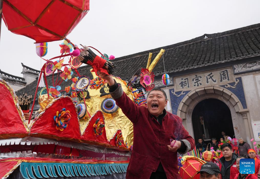 Lantern dragon dance staged in Zhejiang to celebrate upcoming Chinese Spring Festival