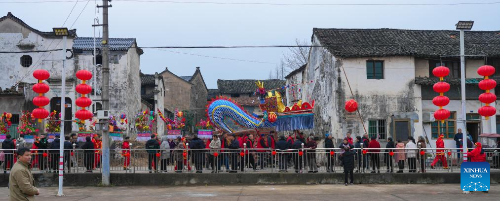 Lantern dragon dance staged in Zhejiang to celebrate upcoming Chinese Spring Festival