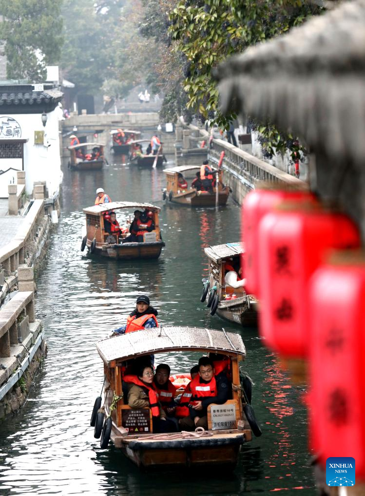 Longer Spring Festival holiday sparks travel frenzy among Chinese