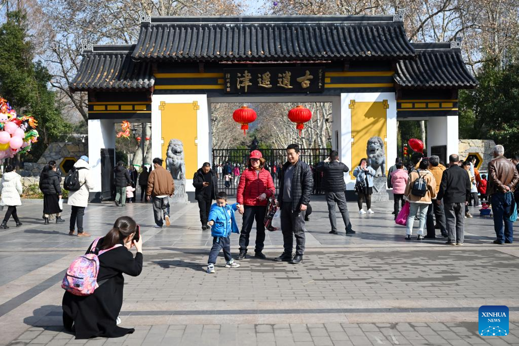 Longer Spring Festival holiday sparks travel frenzy among Chinese