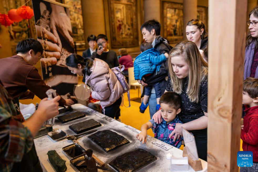 Feature: Chinese craftsmen enchant U.S. visitors with immersive cultural experience in Philadelphia