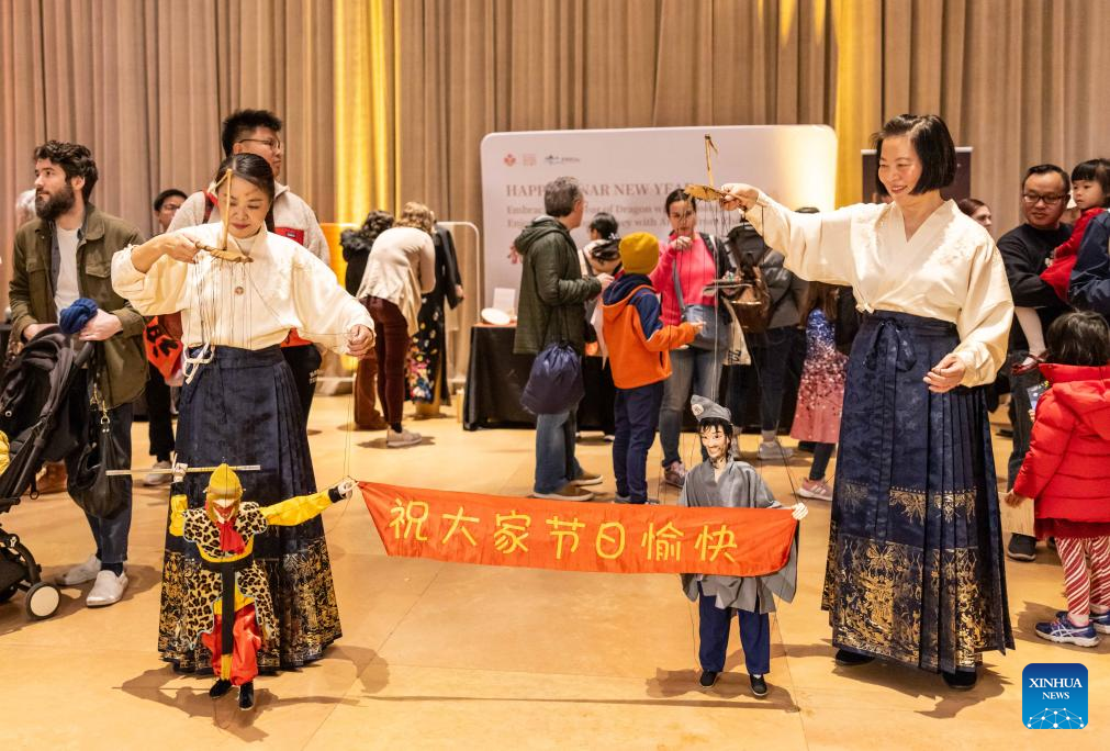 Feature: Chinese craftsmen enchant U.S. visitors with immersive cultural experience in Philadelphia