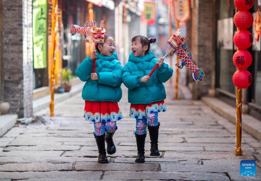 Traditional Chinese costumes gain popularity during New Year celebrations