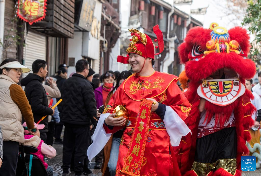 People greet God of Wealth on fifth day of Lunar New Year