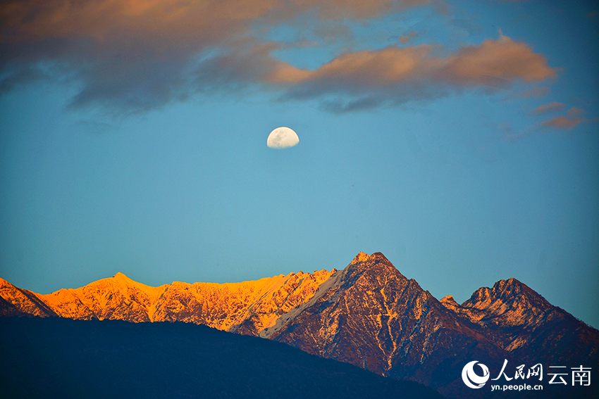 Enchanting sunset, moonlit splendor at Cangshan Mountain