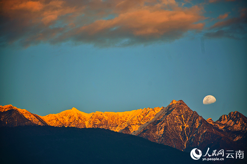 Enchanting sunset, moonlit splendor at Cangshan Mountain