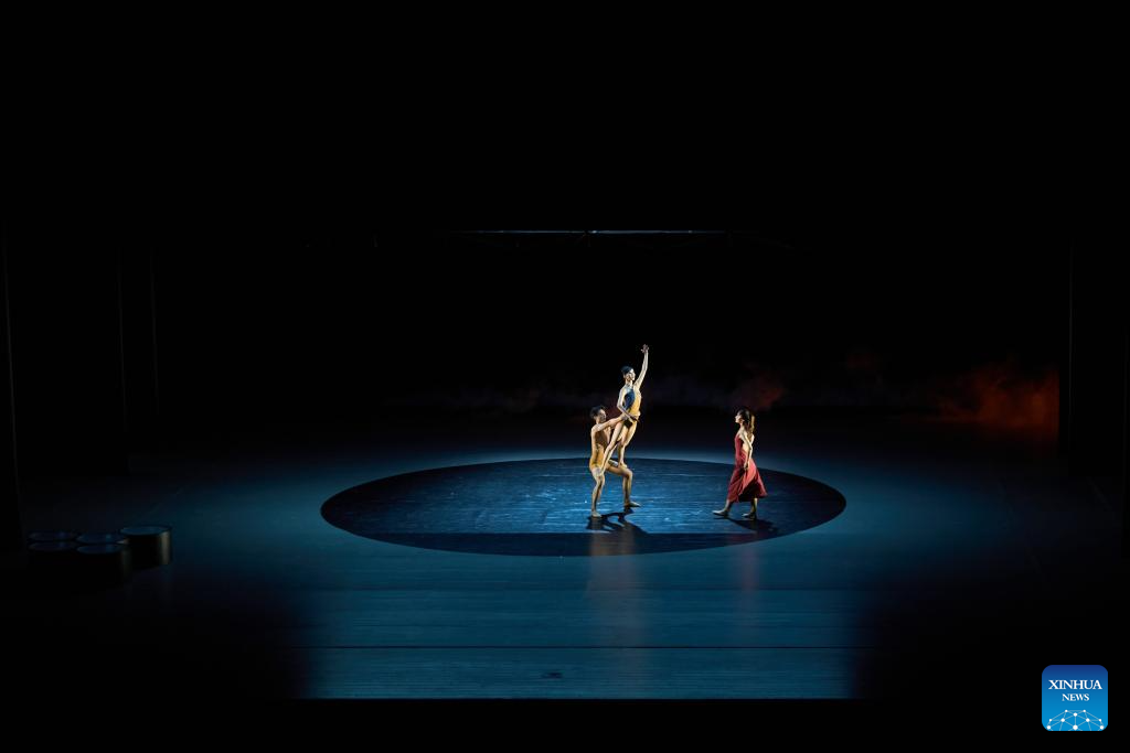 Dancers from China's Liaoning Ballet perform in Russia