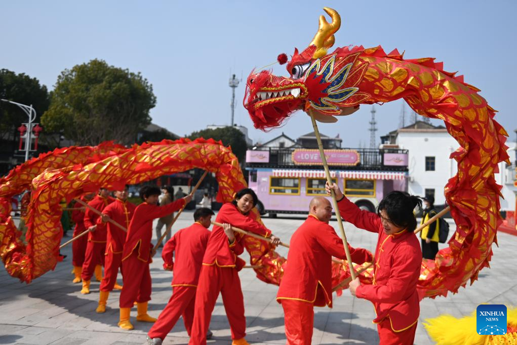 Silk culture festival and temple fair parade held in Huzhou