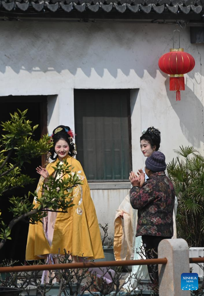 Silk culture festival and temple fair parade held in Huzhou