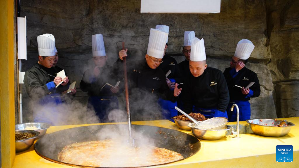 Across China: Hotpot chefs fired up over occupational standard