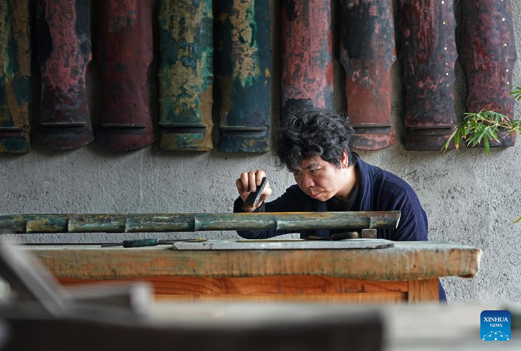 Pic story of Guqin maker in Yihuang County, China's Jiangxi