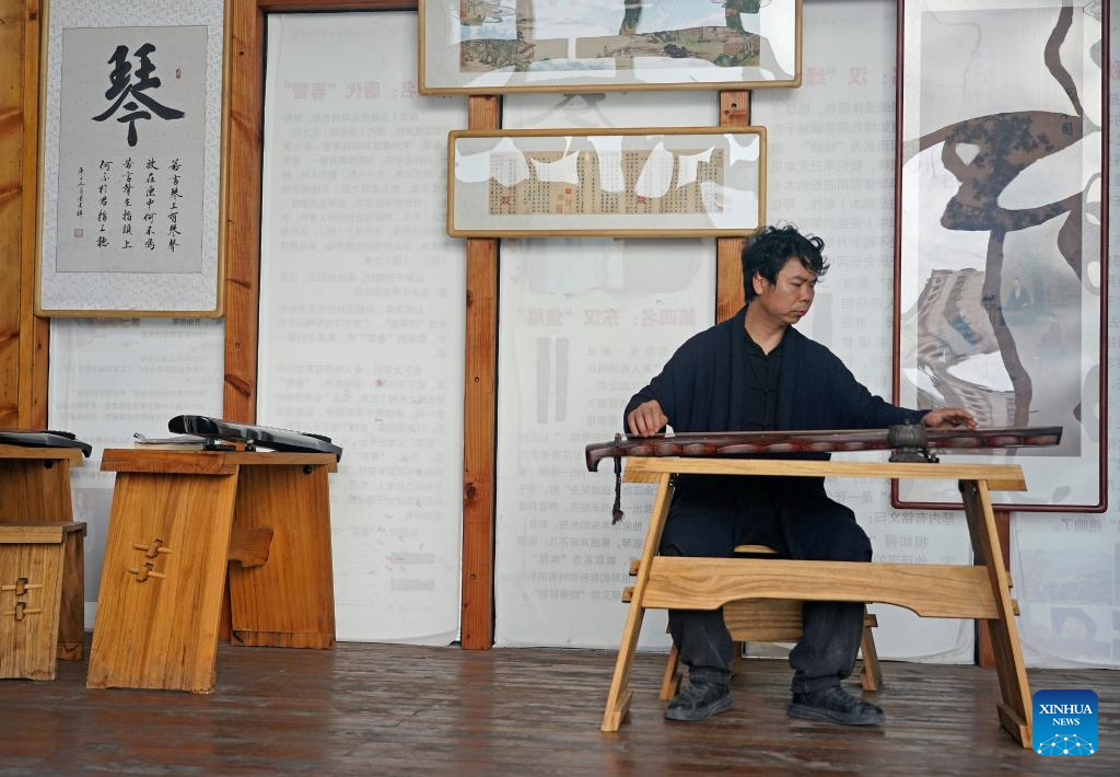 Pic story of Guqin maker in Yihuang County, China's Jiangxi