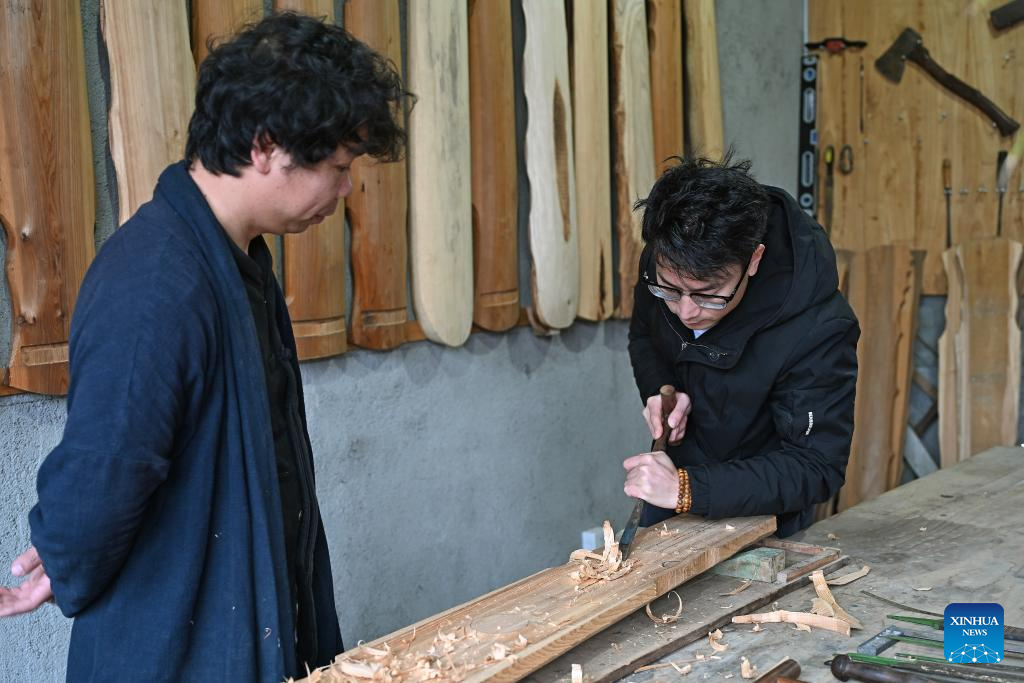 Pic story of Guqin maker in Yihuang County, China's Jiangxi