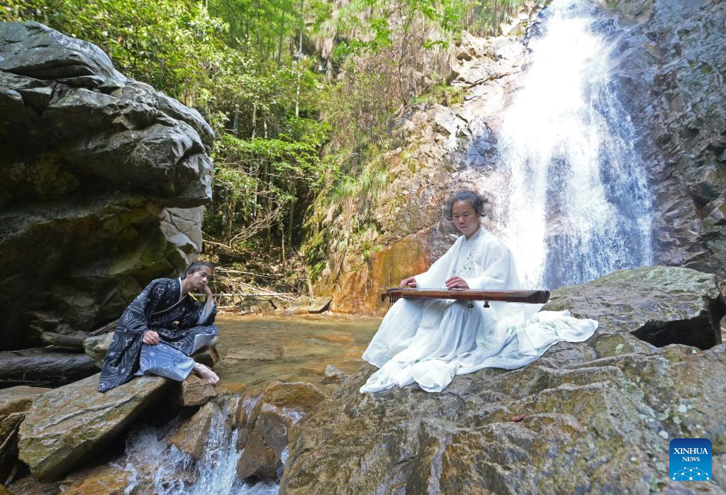 Pic story of Guqin maker in Yihuang County, China's Jiangxi