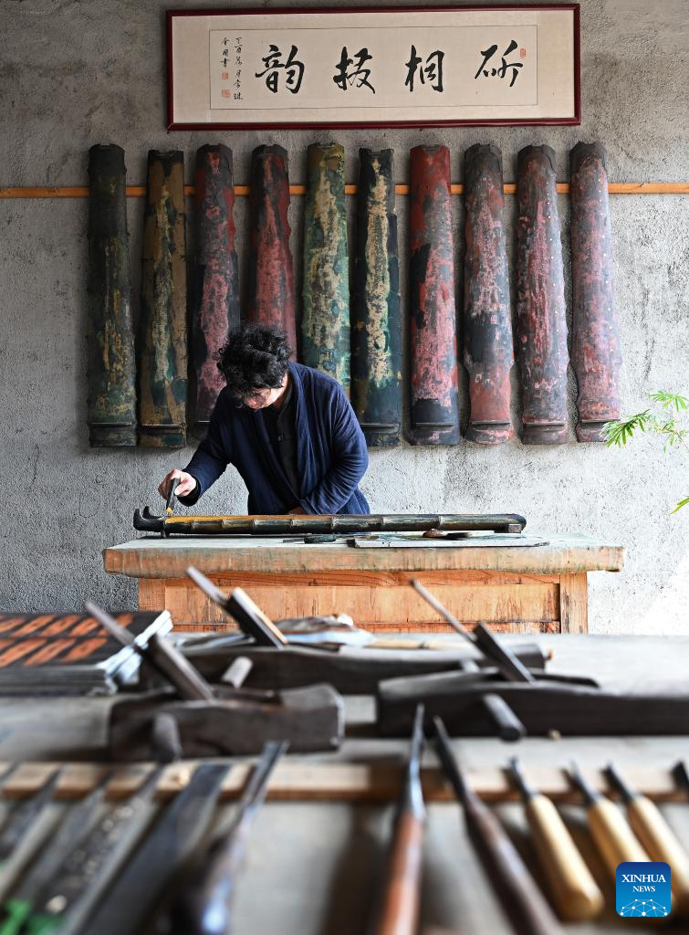 Pic story of Guqin maker in Yihuang County, China's Jiangxi