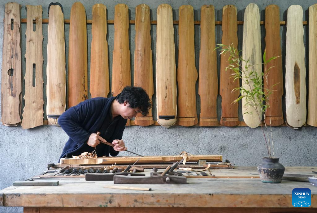 Pic story of Guqin maker in Yihuang County, China's Jiangxi