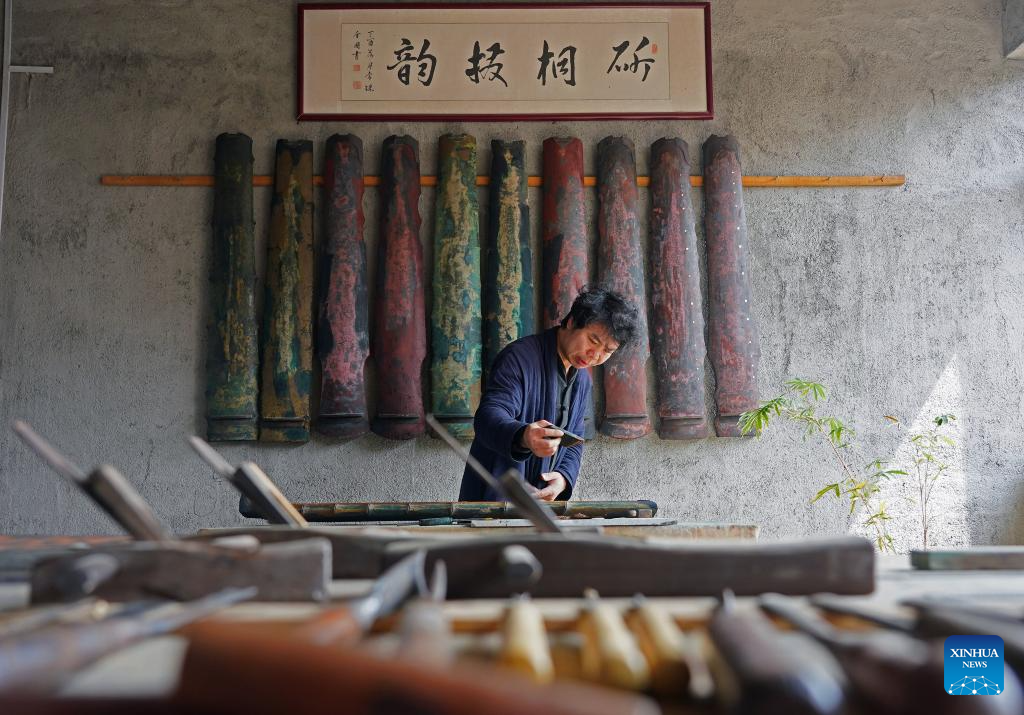 Pic story of Guqin maker in Yihuang County, China's Jiangxi