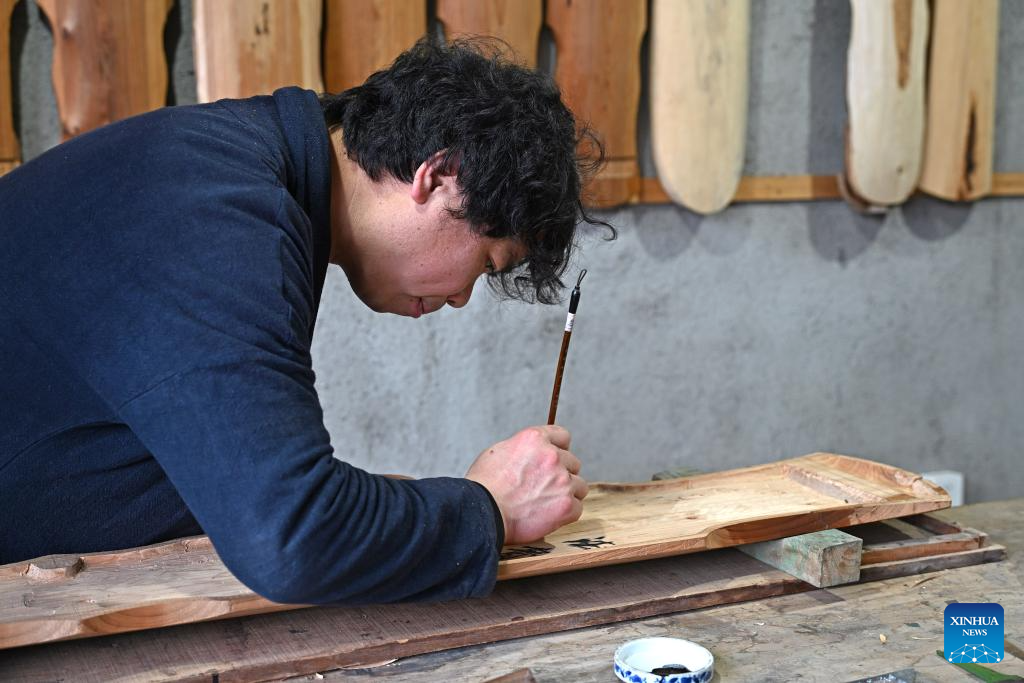 Pic story of Guqin maker in Yihuang County, China's Jiangxi