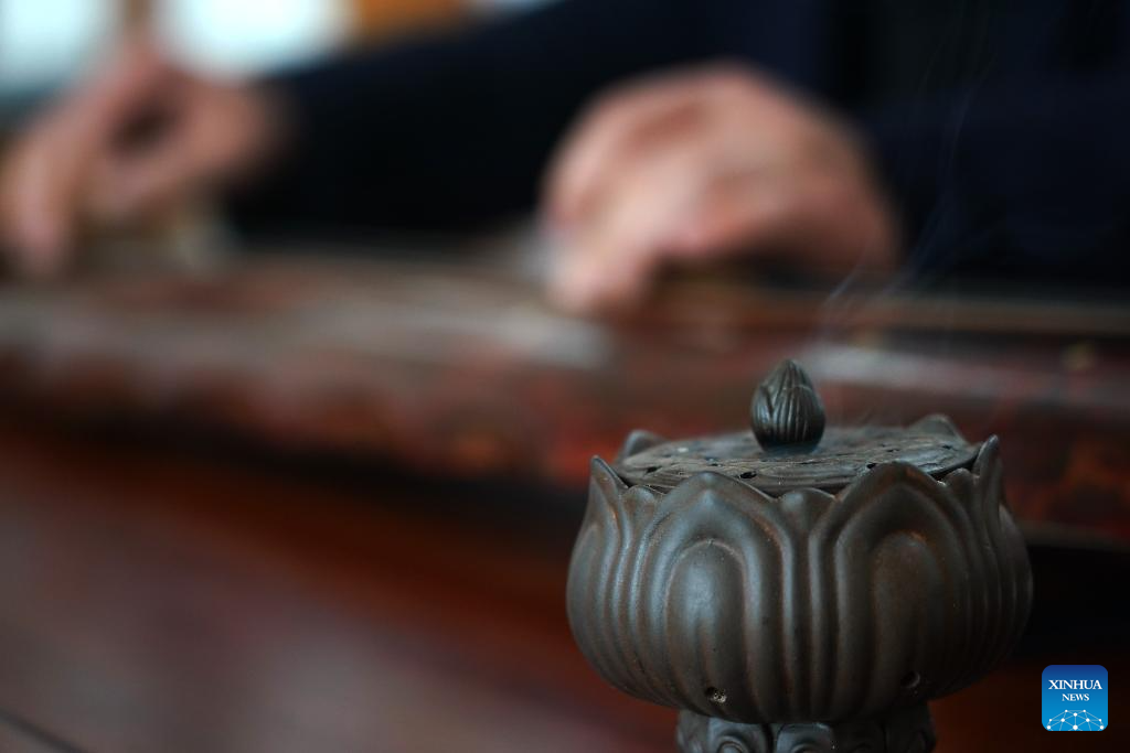 Pic story of Guqin maker in Yihuang County, China's Jiangxi