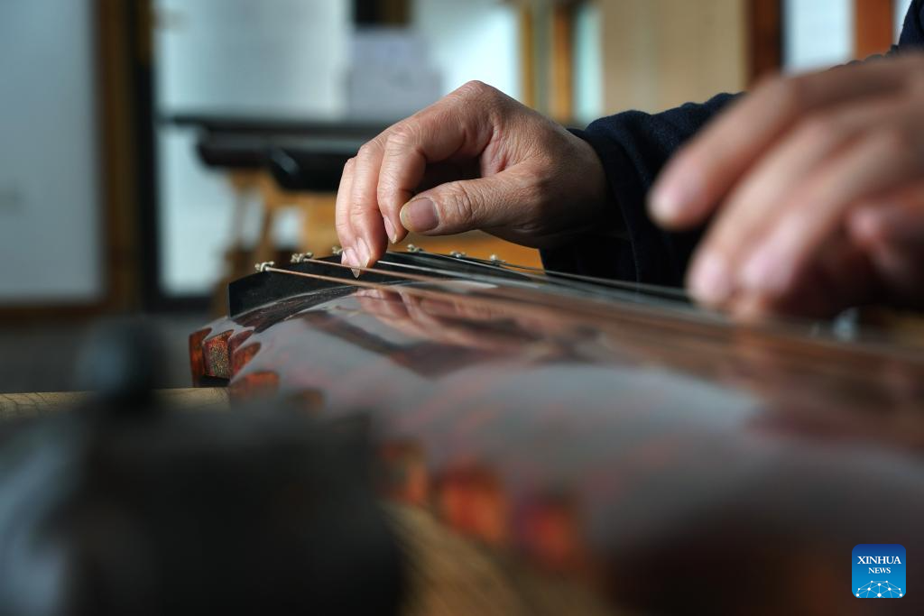 Pic story of Guqin maker in Yihuang County, China's Jiangxi