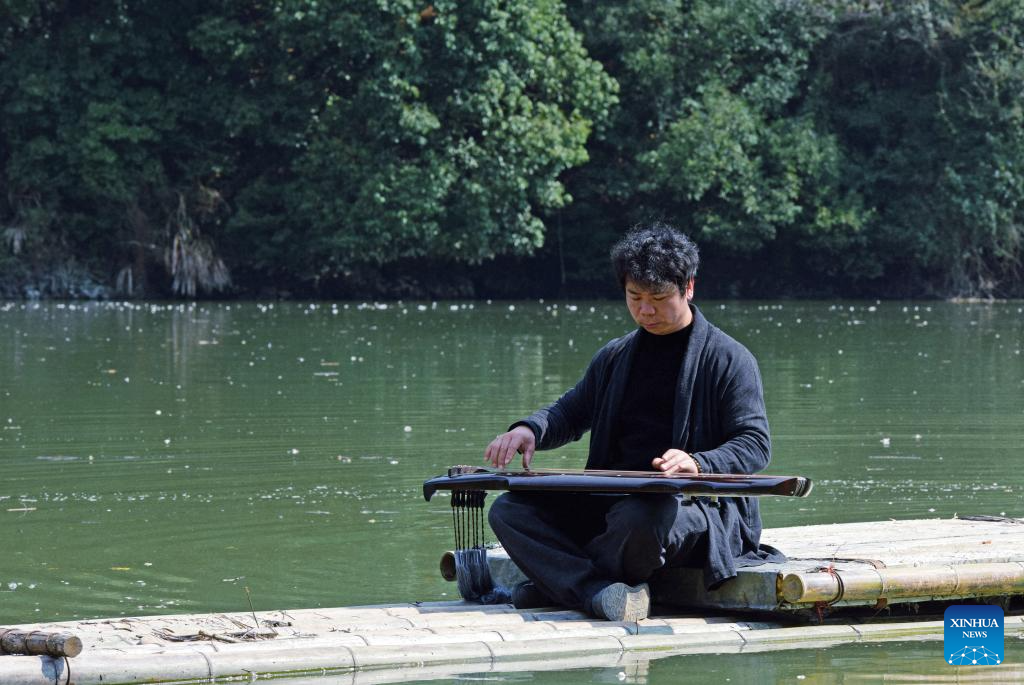 Pic story of Guqin maker in Yihuang County, China's Jiangxi