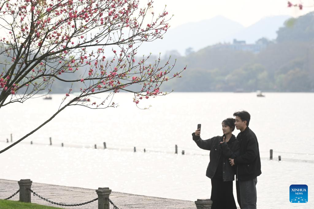 Tourists enjoy spring at West Lake scenic area in Hangzhou