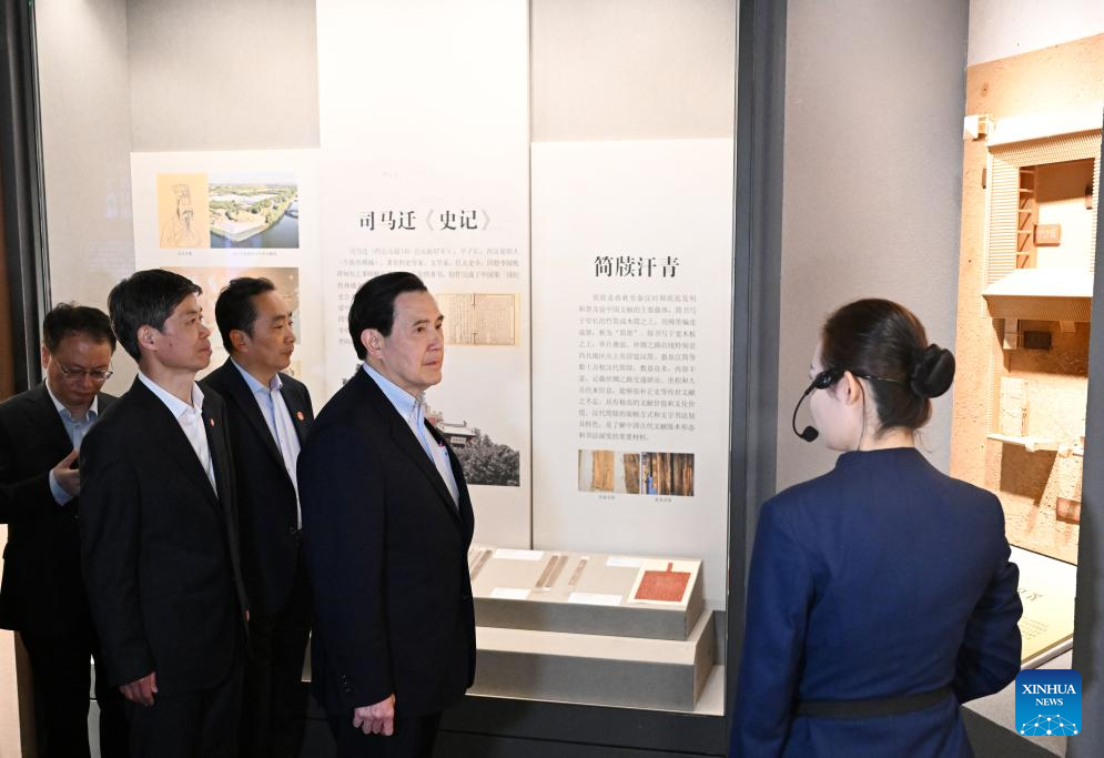 Ma Ying-jeou visits Xi'an branch of China National Archives of Publications and Culture