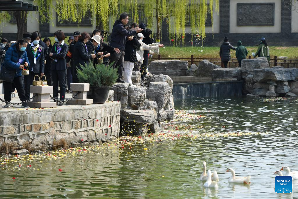 People pay tribute to deceased ahead of Qingming Festival in Beijing