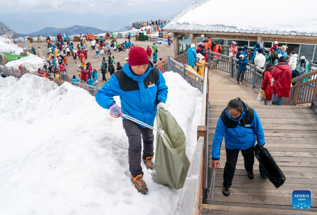 Pic story of cleaners at glacier park of Yulong Snow Mountain