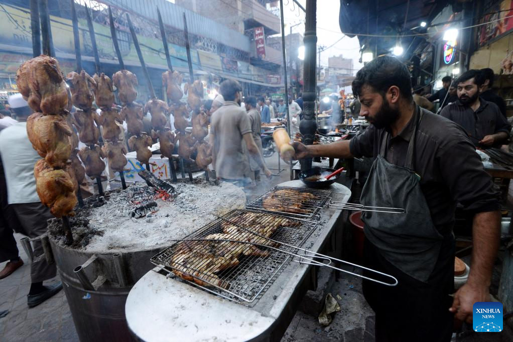 People in Pakistan buy snacks to break fast during Ramadan