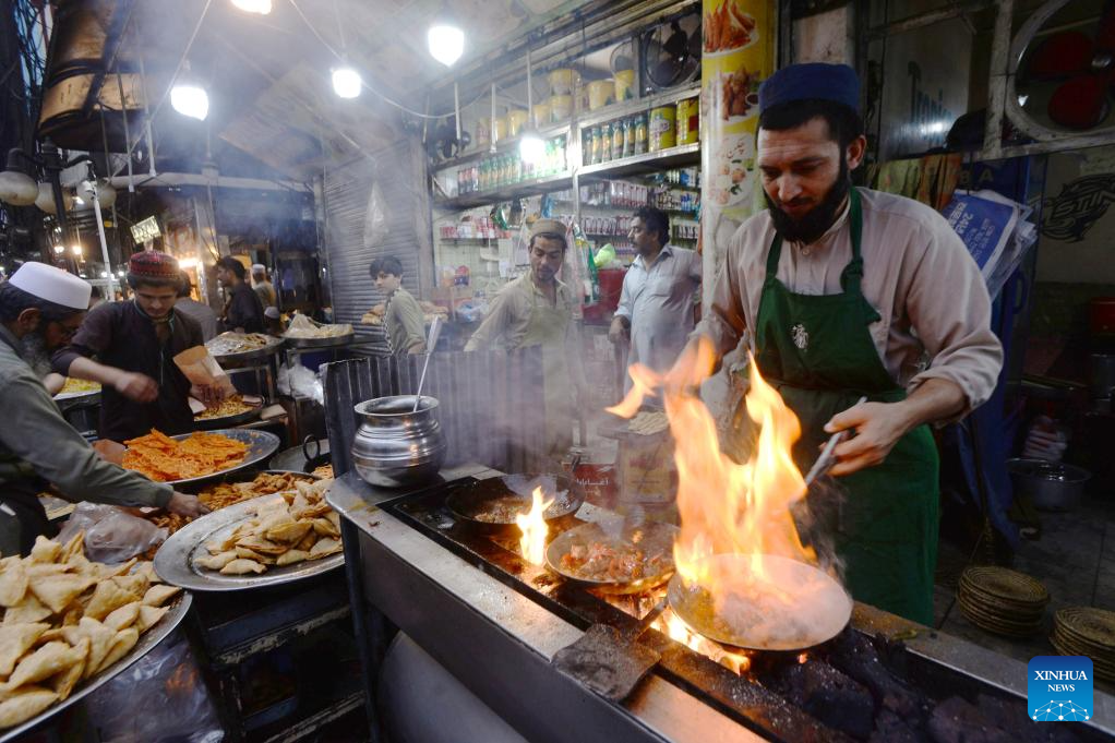 People in Pakistan buy snacks to break fast during Ramadan