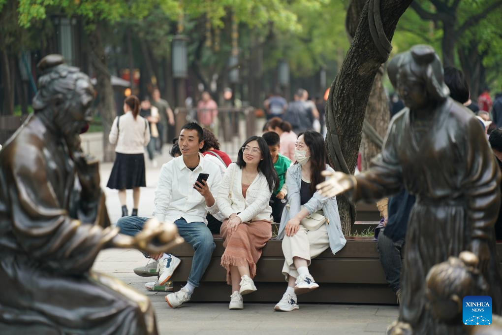 People enjoy springtime in Xi'an, NW China