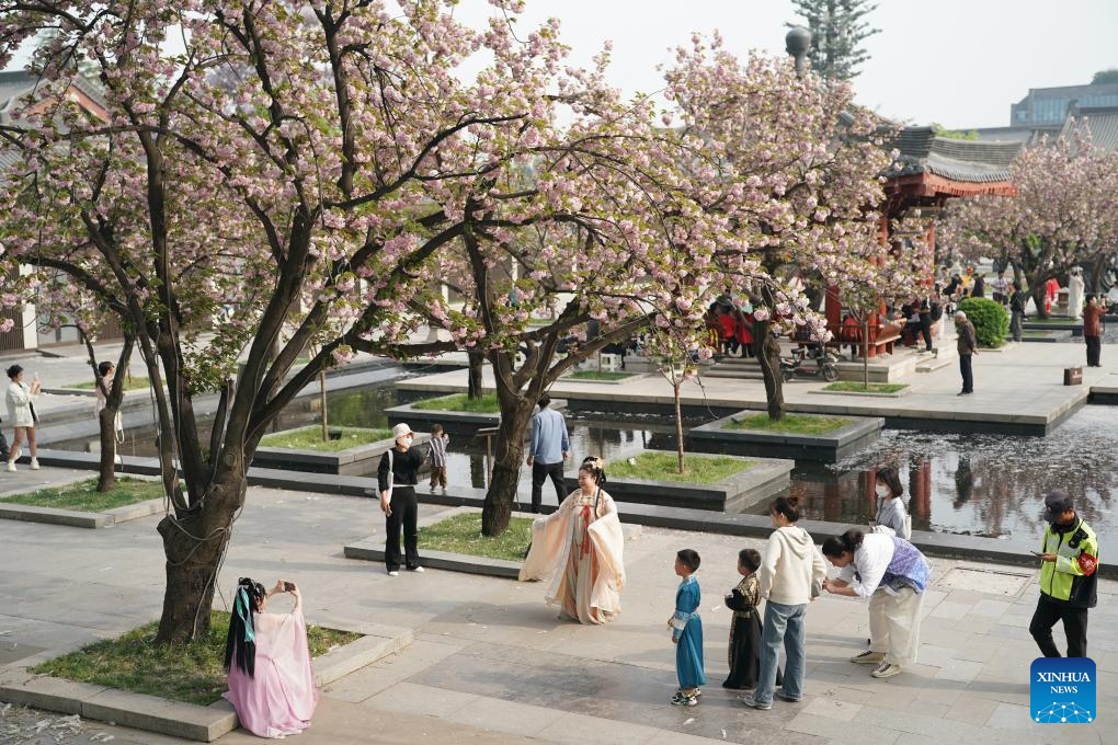 People enjoy springtime in Xi'an, NW China