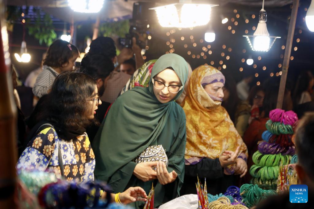 People shop on eve of Eid al-Fitr in Pakistan